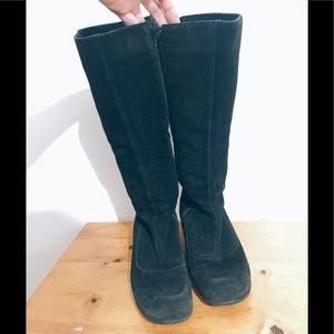 La canadienne Black Suede boot.